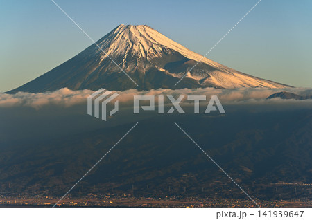 伊豆半島 伊豆山稜線歩道の金冠山より 朝日浴びる富士山 伊豆半島 伊豆山稜線歩道の金冠山より 朝日浴びる富士山 141939647