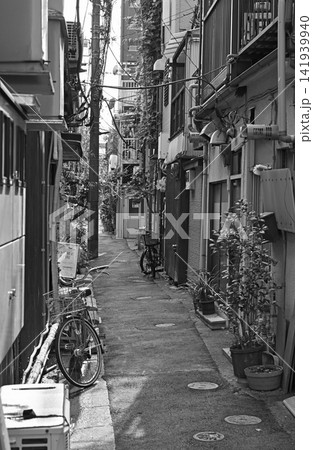 下町のディープな路地裏 昭和の生活感が色濃く残る谷根千のモノクロ日常風景 下町のディープな路地裏 昭和の生活感が色濃く残る谷根千のモノクロ日常風景 141939940