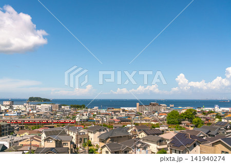《神奈川県》日本の都市風景 真夏の青空と海沿いの横須賀の住宅街を望む(令和8年8月) 《神奈川県》日本の都市風景 真夏の青空と海沿いの横須賀の住宅街を望む(令和8年8月) 141940274