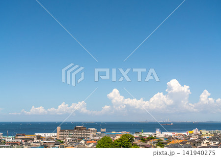 《神奈川県》日本の都市風景 真夏の青空と海沿いの横須賀の住宅街を望む(令和8年8月) 《神奈川県》日本の都市風景 真夏の青空と海沿いの横須賀の住宅街を望む(令和8年8月) 141940275
