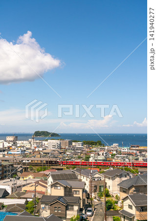 《神奈川県》日本の都市風景 真夏の青空と海沿いの横須賀の住宅街を望む(令和8年8月) 《神奈川県》日本の都市風景 真夏の青空と海沿いの横須賀の住宅街を望む(令和8年8月) 141940277