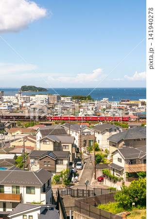 《神奈川県》日本の都市風景 真夏の青空と海沿いの横須賀の住宅街を望む(令和8年8月) 《神奈川県》日本の都市風景 真夏の青空と海沿いの横須賀の住宅街を望む(令和8年8月) 141940278