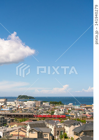 《神奈川県》日本の都市風景 真夏の青空と海沿いの横須賀の住宅街を望む(令和8年8月) 《神奈川県》日本の都市風景 真夏の青空と海沿いの横須賀の住宅街を望む(令和8年8月) 141940279