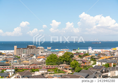 《神奈川県》日本の都市風景 真夏の青空と海沿いの横須賀の住宅街を望む(令和8年8月) 《神奈川県》日本の都市風景 真夏の青空と海沿いの横須賀の住宅街を望む(令和8年8月) 141940280