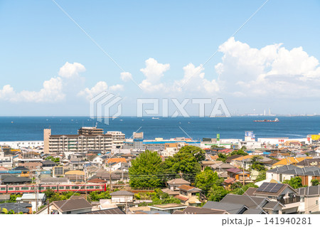 《神奈川県》日本の都市風景 真夏の青空と海沿いの横須賀の住宅街を望む(令和8年8月) 《神奈川県》日本の都市風景 真夏の青空と海沿いの横須賀の住宅街を望む(令和8年8月) 141940281