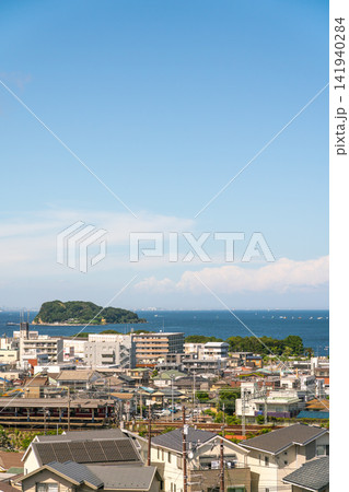 《神奈川県》日本の都市風景 真夏の青空と海沿いの横須賀の住宅街を望む(令和8年8月) 《神奈川県》日本の都市風景 真夏の青空と海沿いの横須賀の住宅街を望む(令和8年8月) 141940284