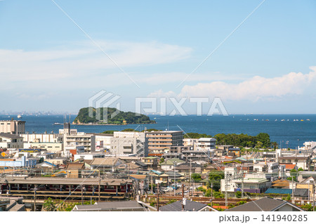 《神奈川県》日本の都市風景 真夏の青空と海沿いの横須賀の住宅街を望む(令和8年8月) 《神奈川県》日本の都市風景 真夏の青空と海沿いの横須賀の住宅街を望む(令和8年8月) 141940285