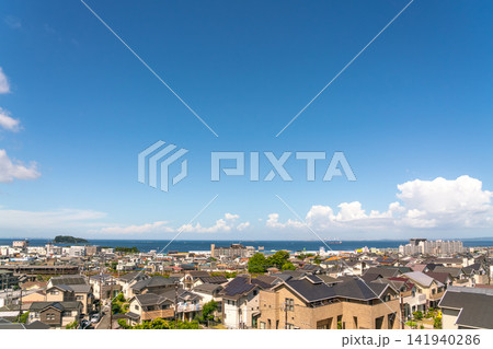 《神奈川県》日本の都市風景 真夏の青空と海沿いの横須賀の住宅街を望む(令和8年8月) 《神奈川県》日本の都市風景 真夏の青空と海沿いの横須賀の住宅街を望む(令和8年8月) 141940286