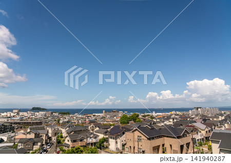 《神奈川県》日本の都市風景 真夏の青空と海沿いの横須賀の住宅街を望む(令和8年8月) 《神奈川県》日本の都市風景 真夏の青空と海沿いの横須賀の住宅街を望む(令和8年8月) 141940287