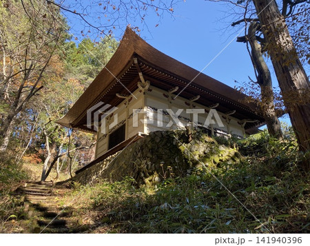 石垣の上に美しく佇む清水寺本堂の見上げ構図 石垣の上に美しく佇む清水寺本堂の見上げ構図 141940396