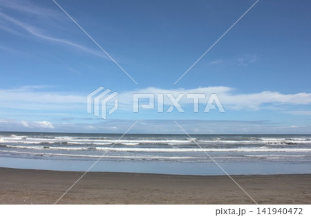澄み切った青空と陽光に照らされた千葉県旭市の九十九里浜から白波が打ち寄せる太平洋を見る 141940472