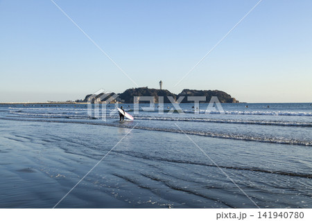 湘南鵠沼海岸 夕方の江の島 湘南鵠沼海岸 夕方の江の島 141940780