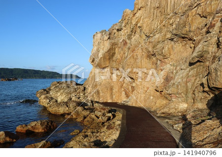 大岩海岸にある「大岩」。青森県西津軽郡深浦町。岩の島の風景 大岩海岸にある「大岩」。青森県西津軽郡深浦町。岩の島の風景 141940796