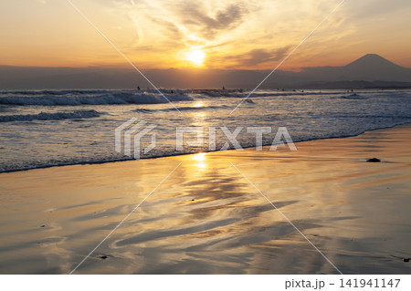 湘南鵠沼海岸  夕焼け空が波打ち際に反射する 141941147