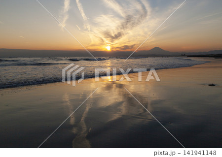 湘南鵠沼海岸 夕焼け空が波打ち際に反射する 湘南鵠沼海岸 夕焼け空が波打ち際に反射する 141941148