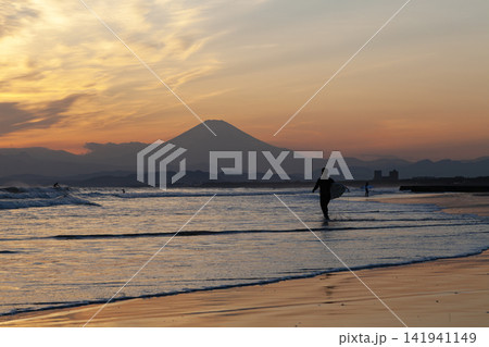 湘南鵠沼海岸 夕暮れの富士山とサーファーのシルエット 湘南鵠沼海岸 夕暮れの富士山とサーファーのシルエット 141941149
