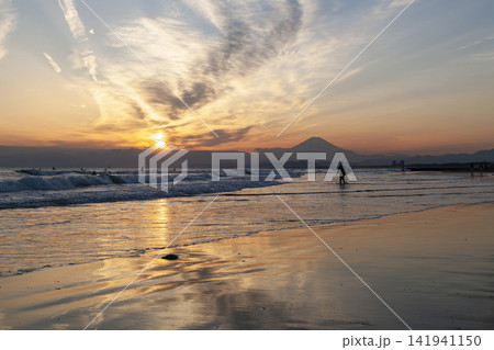 湘南鵠沼海岸 富士山と夕焼け空 湘南鵠沼海岸 富士山と夕焼け空 141941150