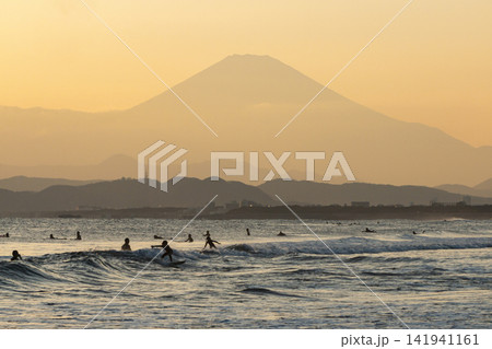 湘南鵠沼海岸 夕暮れ時の富士山 湘南鵠沼海岸 夕暮れ時の富士山 141941161