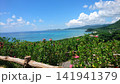 海の見える丘と海岸線と青い空 141941379