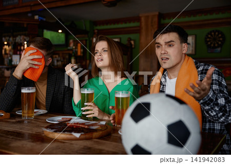 Viewers display range of intense emotions reacting to umpire decision on television 141942083