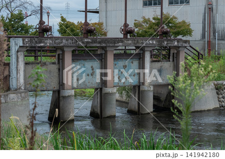錆びた水門と工業地帯の風景 錆びた水門と工業地帯の風景 141942180