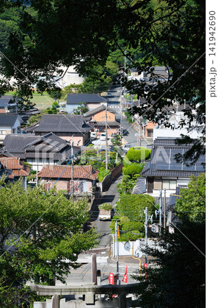 高台の神社から見下ろす、田舎の街並み 高台の神社から見下ろす、田舎の街並み 141942690