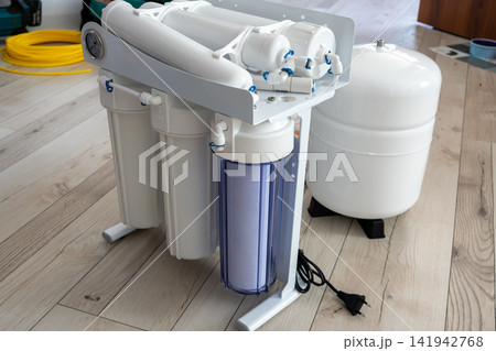 Multi stage reverse osmosis water filter system with pressure tank Multi stage reverse osmosis water filter system with pressure tank 141942768