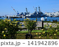 港に停泊する船と公園2 141942896