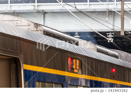 特急列車の車体側面と屋根上構造(鳥取行きのLED表示) 特急列車の車体側面と屋根上構造(鳥取行きのLED表示) 141943162