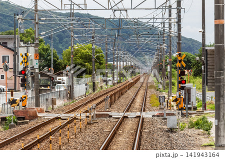 まっすぐ続く線路と踏切の風景 141943164