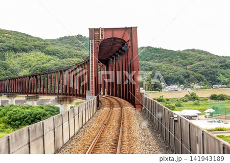 赤褐色のトラス鉄橋を渡る線路と豊かな自然の風景 赤褐色のトラス鉄橋を渡る線路と豊かな自然の風景 141943189
