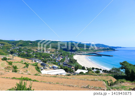 小浜崎古墳群からの絶景と小浜海水浴場（鹿児島県長島町） 141943875