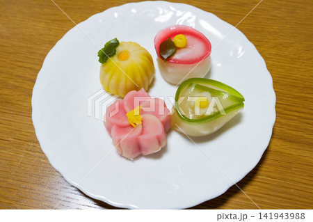 白い皿に盛り付けられたカラフルな上生菓子 白い皿に盛り付けられたカラフルな上生菓子 141943988