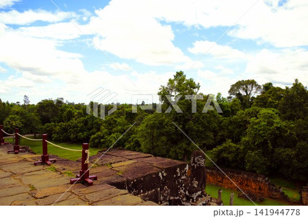 世界遺産プレ・ループ寺院の最上段から望むジャングルの風景 世界遺産プレ・ループ寺院の最上段から望むジャングルの風景 141944778