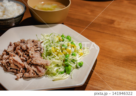 豚肉の炒め物とキャベツ、枝豆の定食 豚肉の炒め物とキャベツ、枝豆の定食 141946322