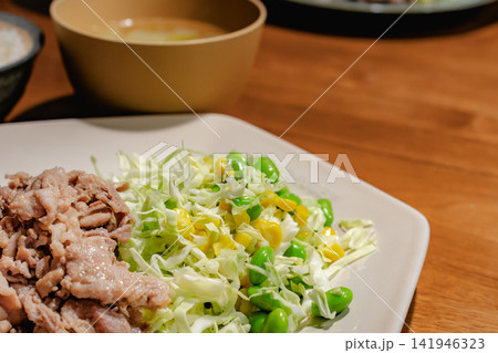 豚肉の炒め物とキャベツ、枝豆の定食 豚肉の炒め物とキャベツ、枝豆の定食 141946323