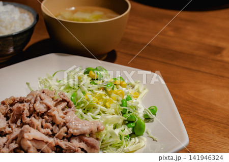 豚肉の炒め物とキャベツ、枝豆の定食 141946324