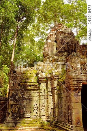 アンコール遺跡群・タ・ソム寺院西塔門の四面仏と浮彫彫刻 アンコール遺跡群・タ・ソム寺院西塔門の四面仏と浮彫彫刻 141946478