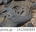 青島の海岸にある穴が開いた岩 141946895