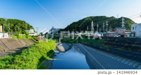 夏の夕方の二俣川と鉄道橋のパノラマ風景 夏の夕方の二俣川と鉄道橋のパノラマ風景 141946934