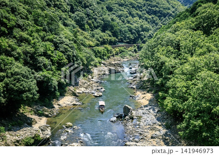 京都府、夏の保津峡と保津川下りの舟 京都府、夏の保津峡と保津川下りの舟 141946973