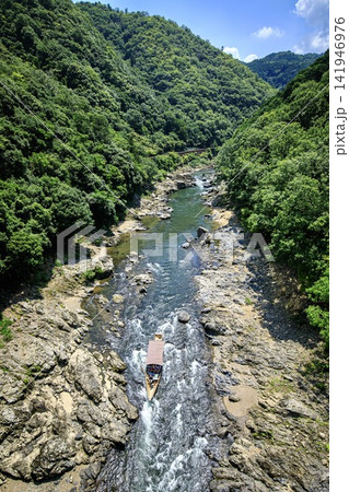 京都府、夏の保津峡と保津川下りの舟 京都府、夏の保津峡と保津川下りの舟 141946976