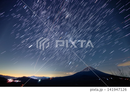 精進湖・パノラマ台から見る富士山に昇る冬の星座 精進湖・パノラマ台から見る富士山に昇る冬の星座 141947126