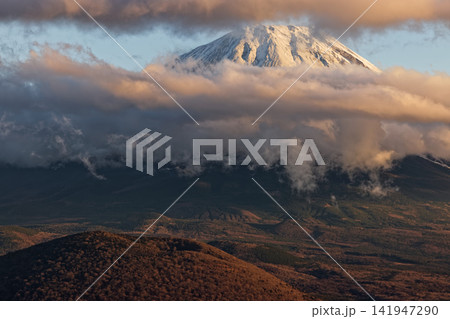 精進湖・パノラマ台から見る雲湧く夕暮れの富士山 141947290