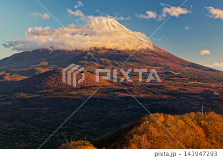 精進湖・パノラマ台から見る雲湧く夕暮れの富士山 141947293