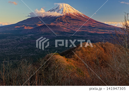 精進湖・パノラマ台から見る夕照の富士山 精進湖・パノラマ台から見る夕照の富士山 141947305