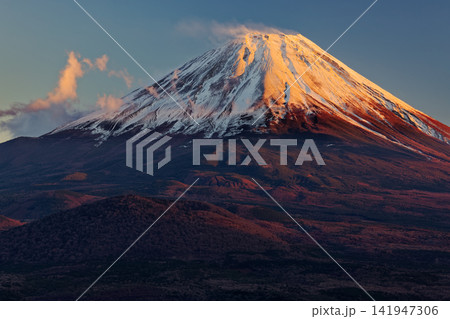 精進湖・パノラマ台から見る夕照の富士山 精進湖・パノラマ台から見る夕照の富士山 141947306