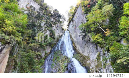 見上げる視点で捉えた層雲峡の美しい滝と柱状節理 見上げる視点で捉えた層雲峡の美しい滝と柱状節理 141947324