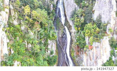 色づき始めた木々と層雲峡の美しい滝の正面構図 141947327