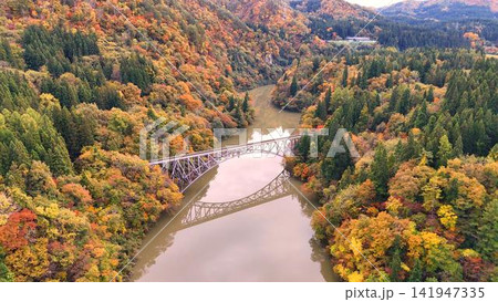 最高の紅葉シーズンを迎えた只見線第一橋梁の一望空撮風 最高の紅葉シーズンを迎えた只見線第一橋梁の一望空撮風 141947335